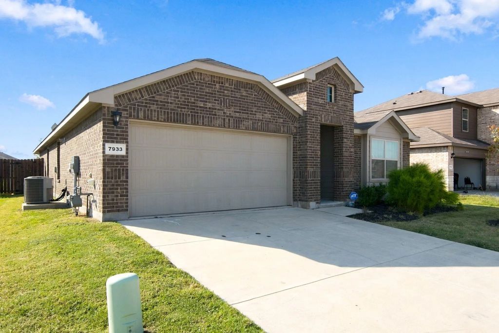 7933 Twin Forks Drive, Fort Worth