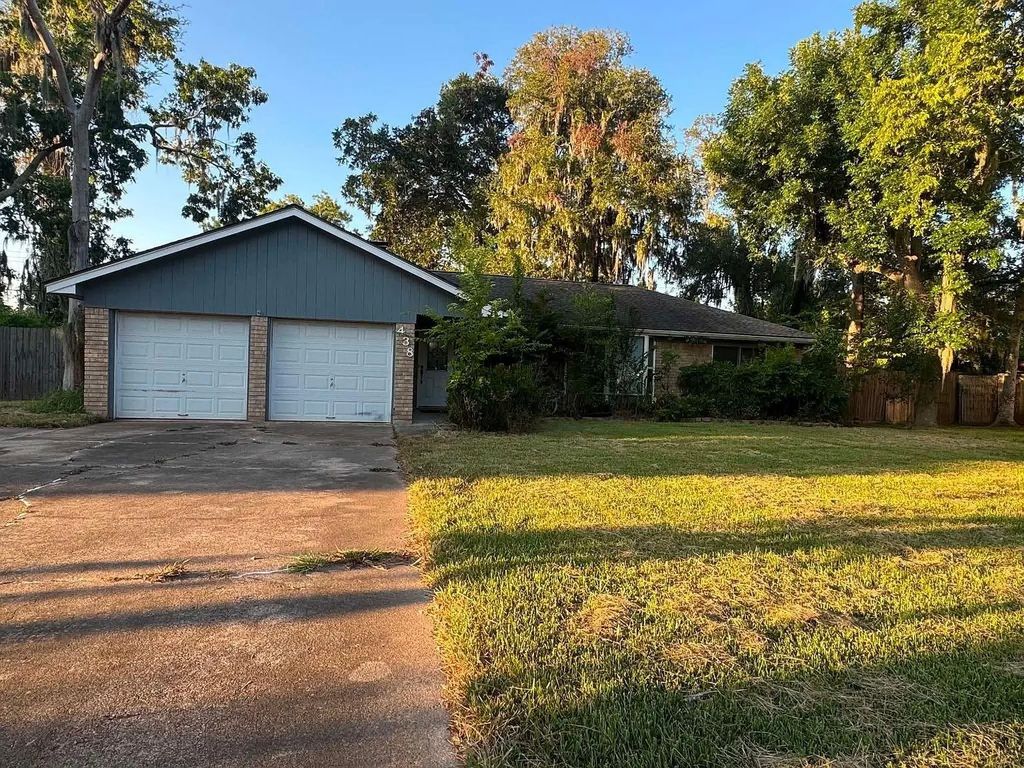 438 Southern Oaks Drive, Lake Jackson