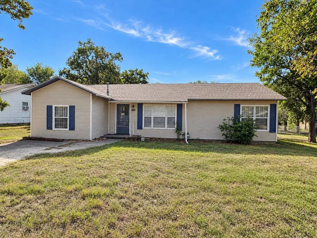 512 E Charles Street, Riesel