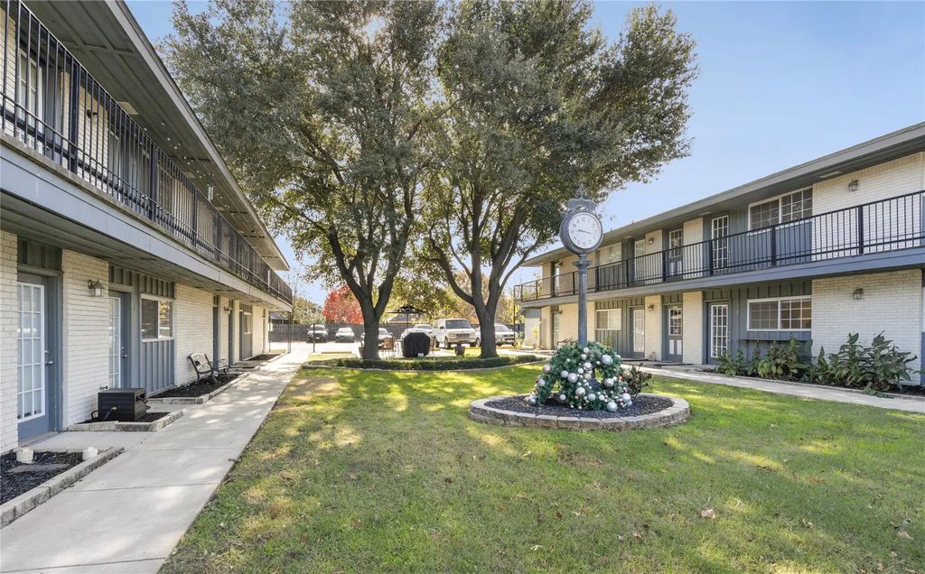 1207 W Wall Street 4, Grapevine