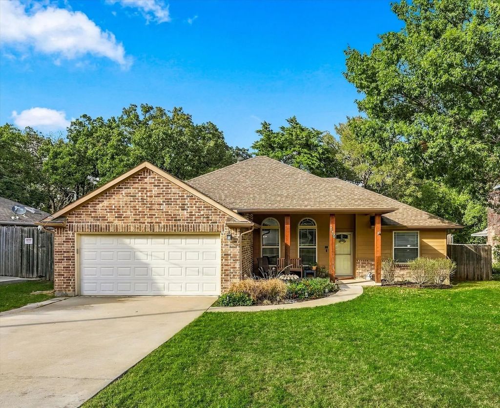 230 Oakwood Circle, Shady Shores