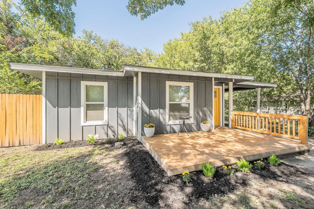 1228 S Brazos Street, Weatherford