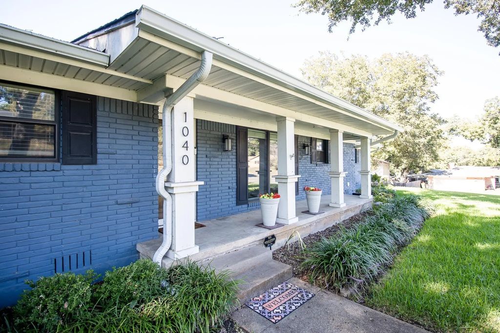 1040 Wedgewood Drive, Woodway