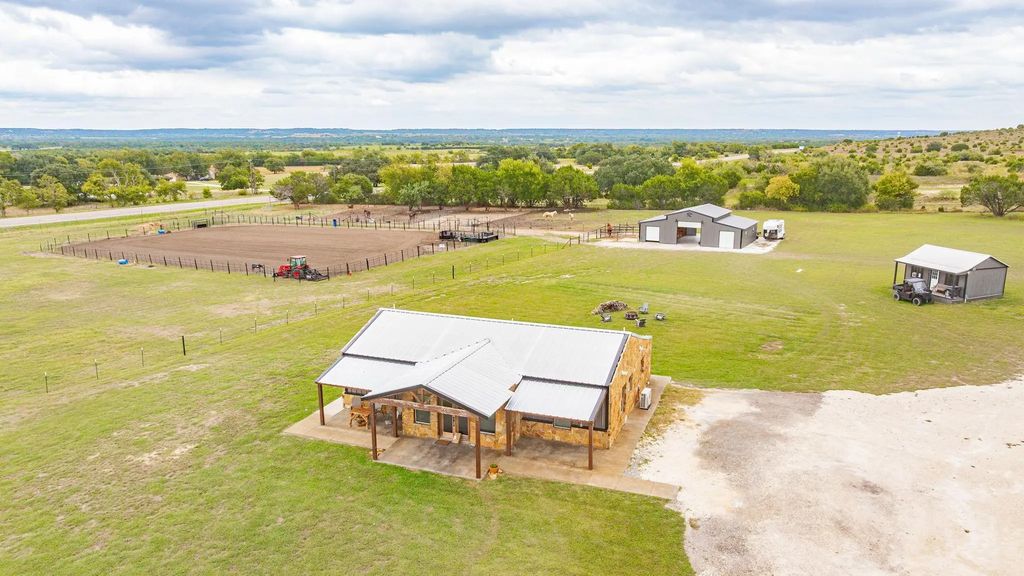 121 Private Road 2121, Meridian