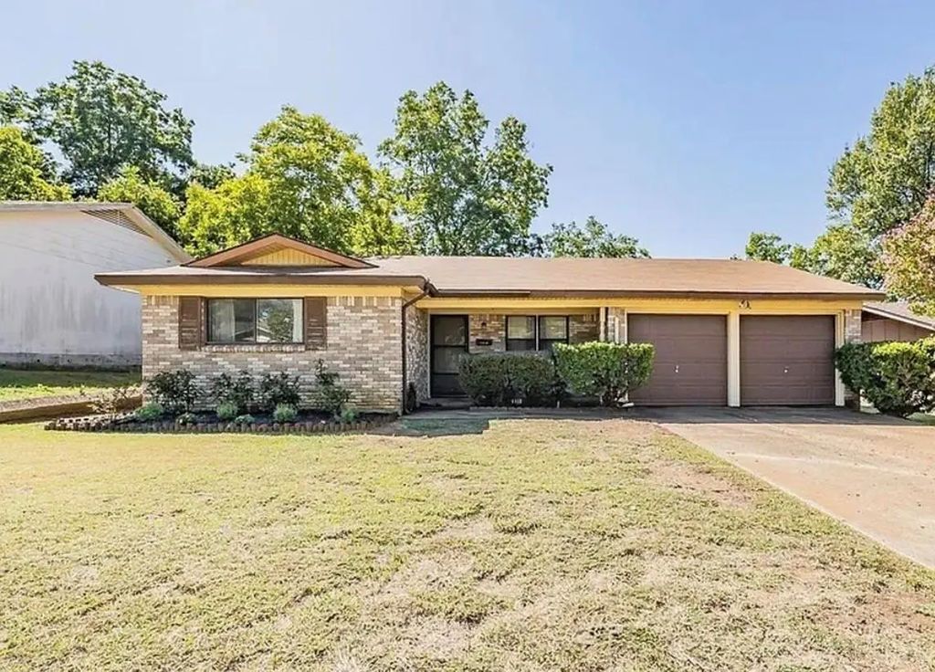 1112 Paula Drive, Arlington
