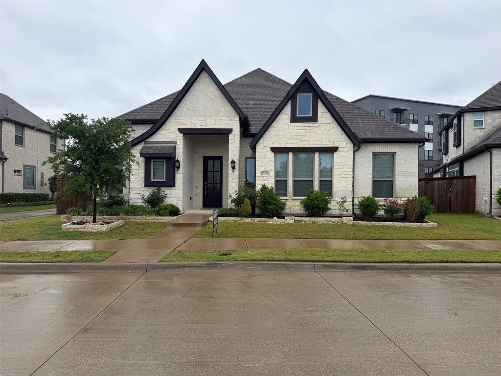 12513 Royal Oaks Lane, Farmers Branch