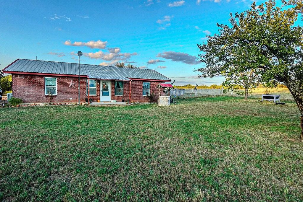 7001 Highway 6, De Leon