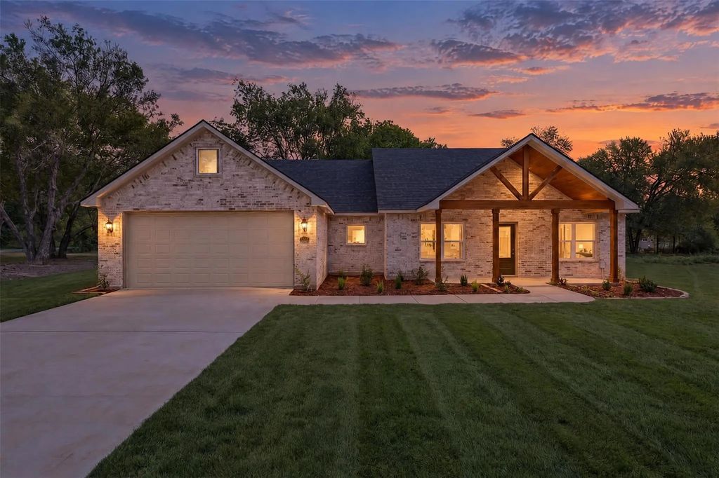 5413 County Line Road 2252, Quinlan