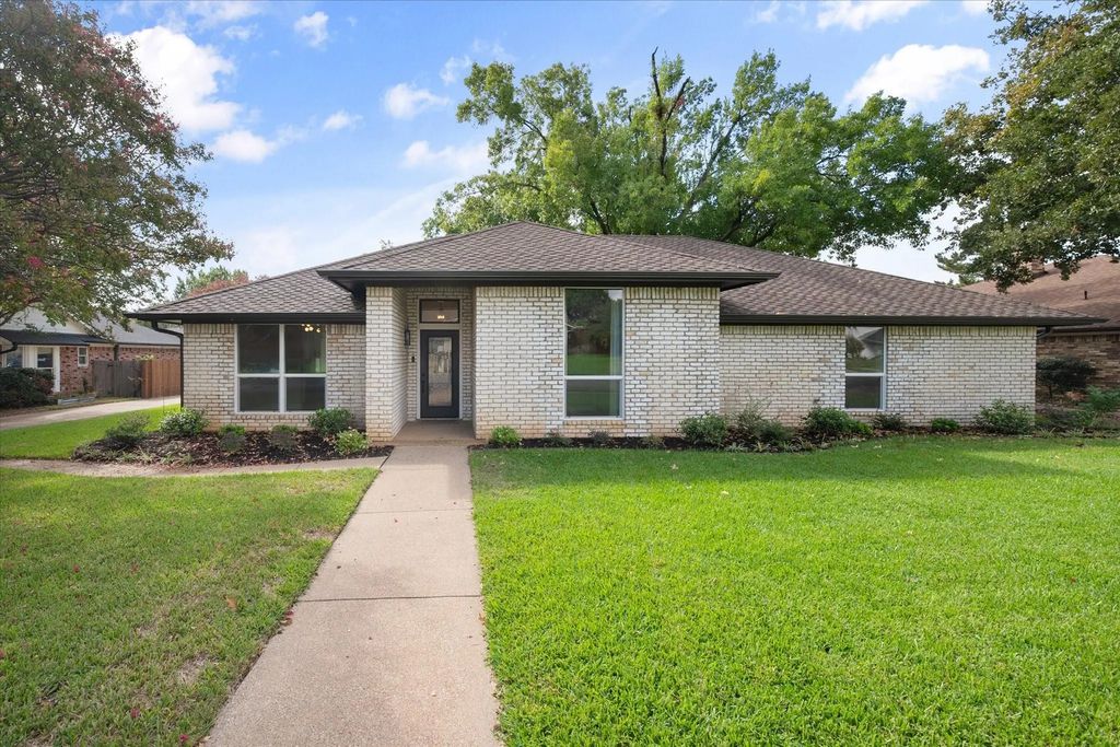 309 Quail Crest Drive, Bedford