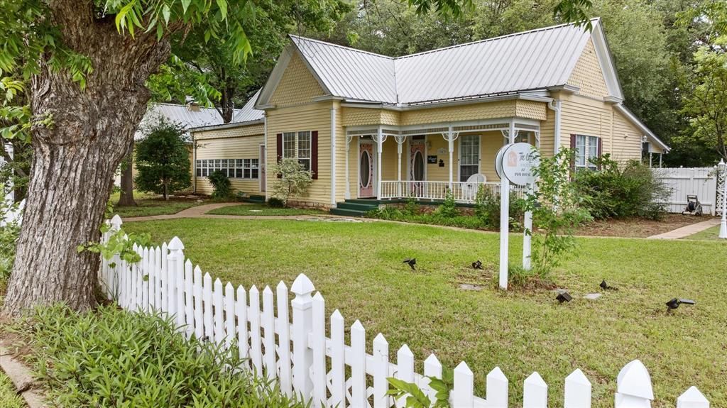 1002 W Pearl Street, Granbury