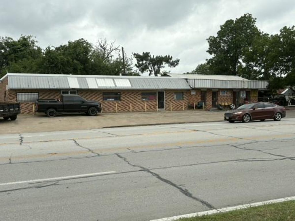 1601 N Kaufman Street, Ennis