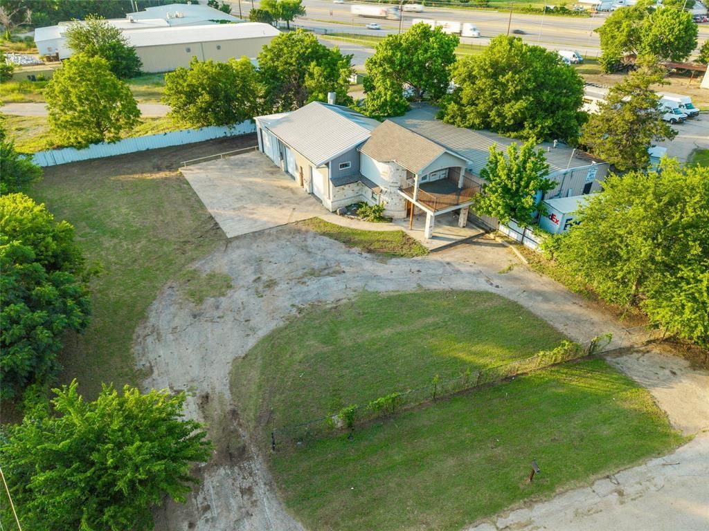 301 E Dallas Street, Hutchins