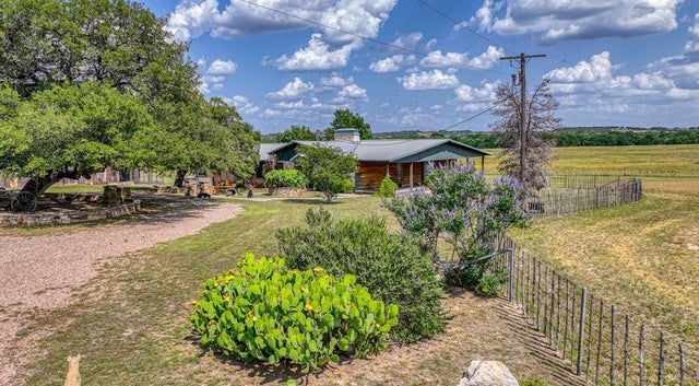 8601 Star Hollow Road, Lipan