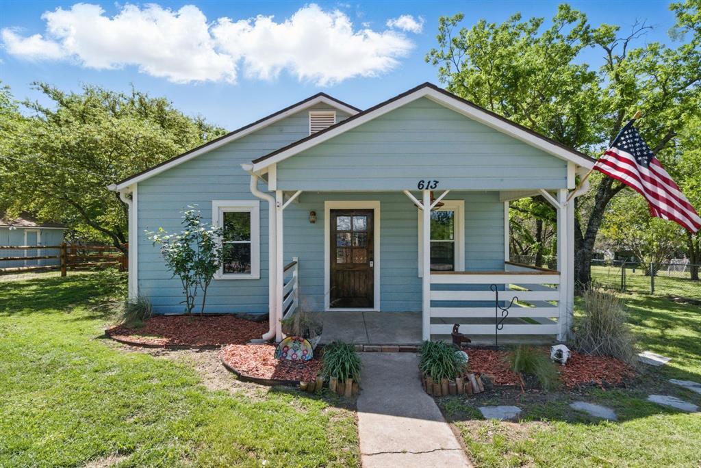 613 E Moore Street, Granbury