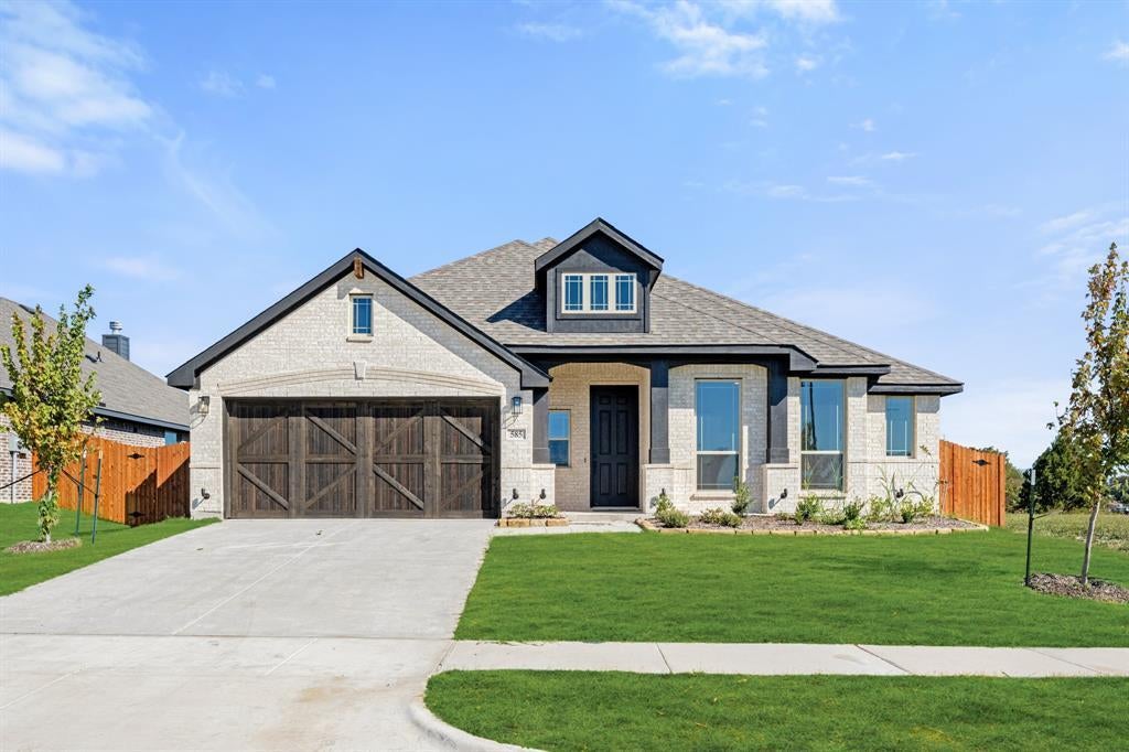 585 Red Maple Road, Waxahachie