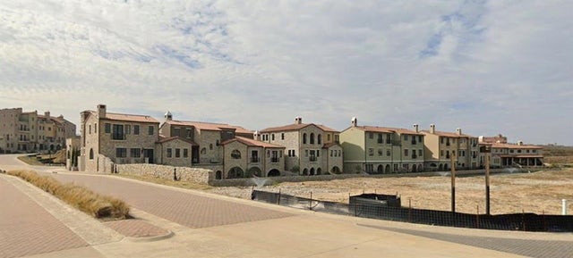 33 Costa Brava, Westlake