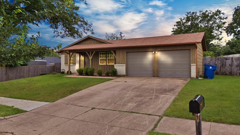 824 E Prairie View Road, Crowley