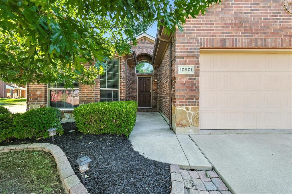 10901 Middleglen Road, Fort Worth