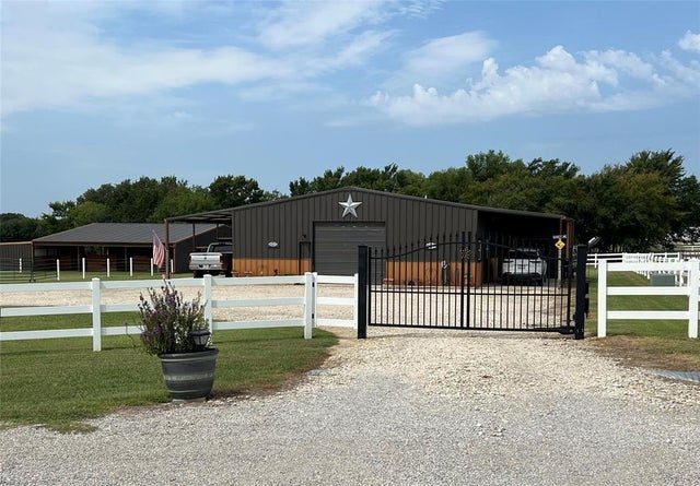 100 County Road 1256, Whitesboro