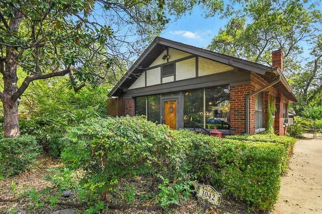 1042 N Clinton Avenue, Dallas