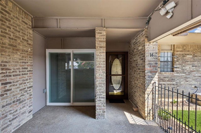 207 E Harwood Road 14, Euless