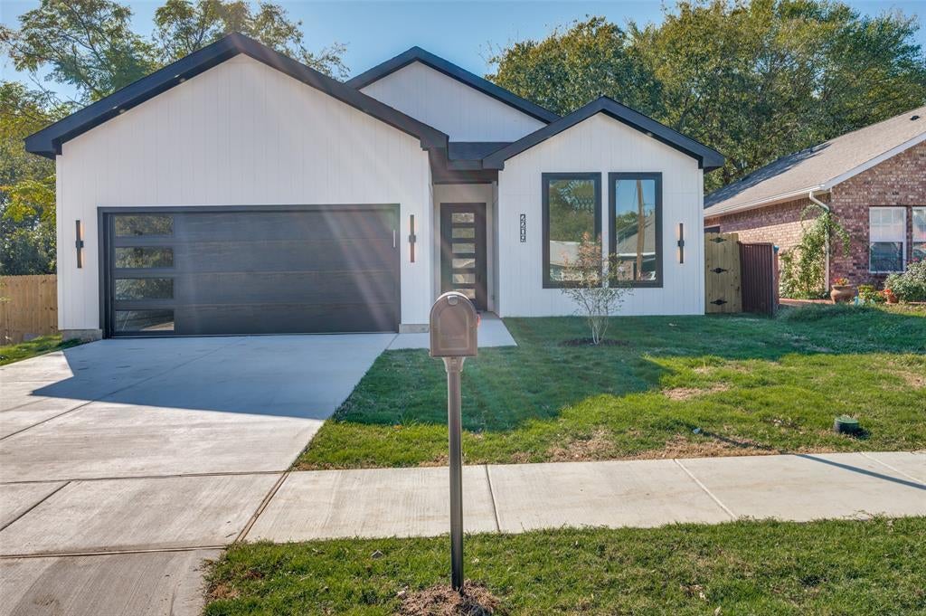 2209 W E Roberts Street, Grand Prairie