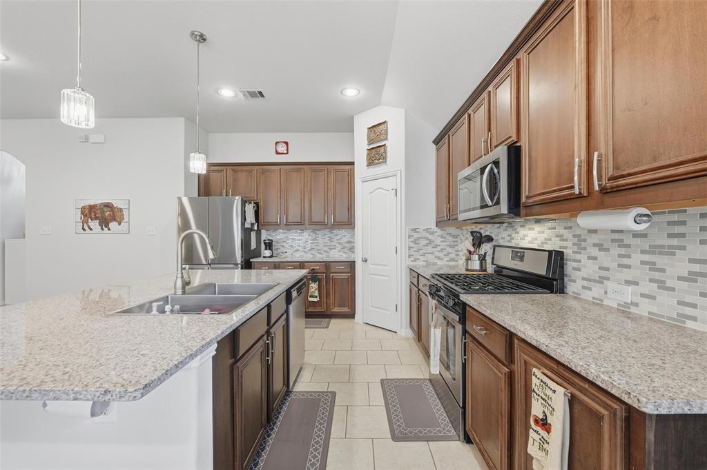 2437 Whispering Pines Drive, Fort Worth