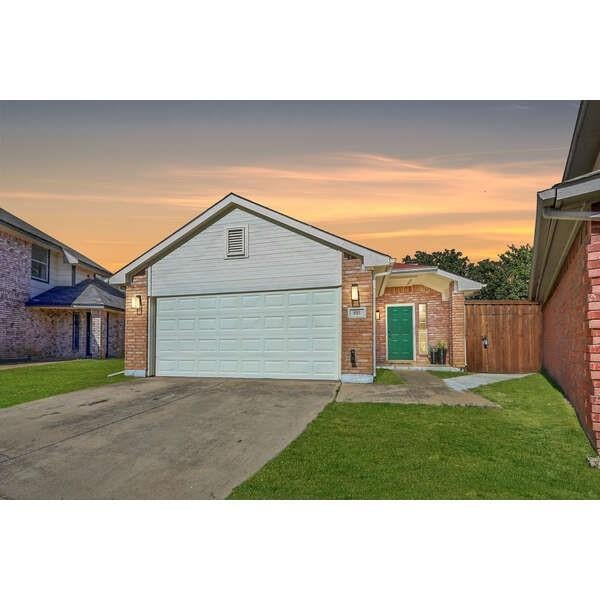 851 Arbor Hill Court, Fort Worth