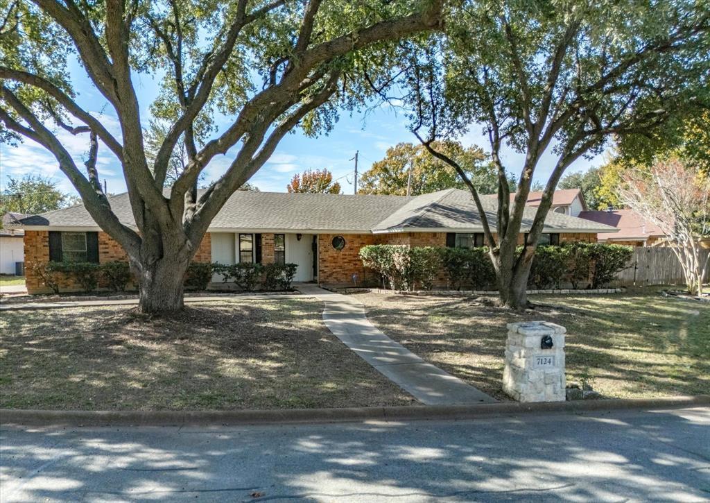 7124 Meadow Park N, North Richland Hills