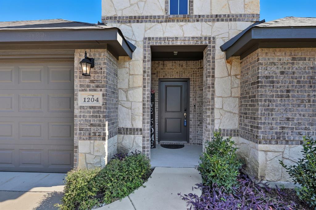 1204 Queens Brook Lane, Fort Worth