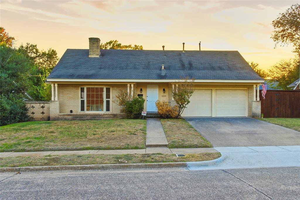 1223 Farnham Court E, Irving