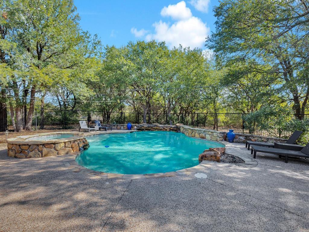 142 Crown Ridge Court, Fort Worth