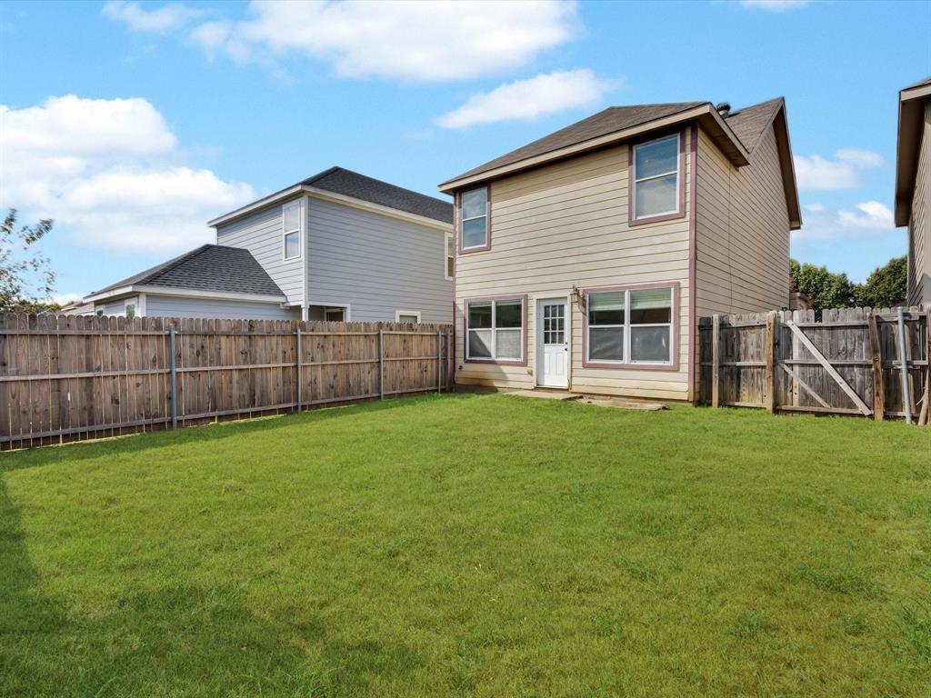 10713 Many Oaks Drive, Fort Worth