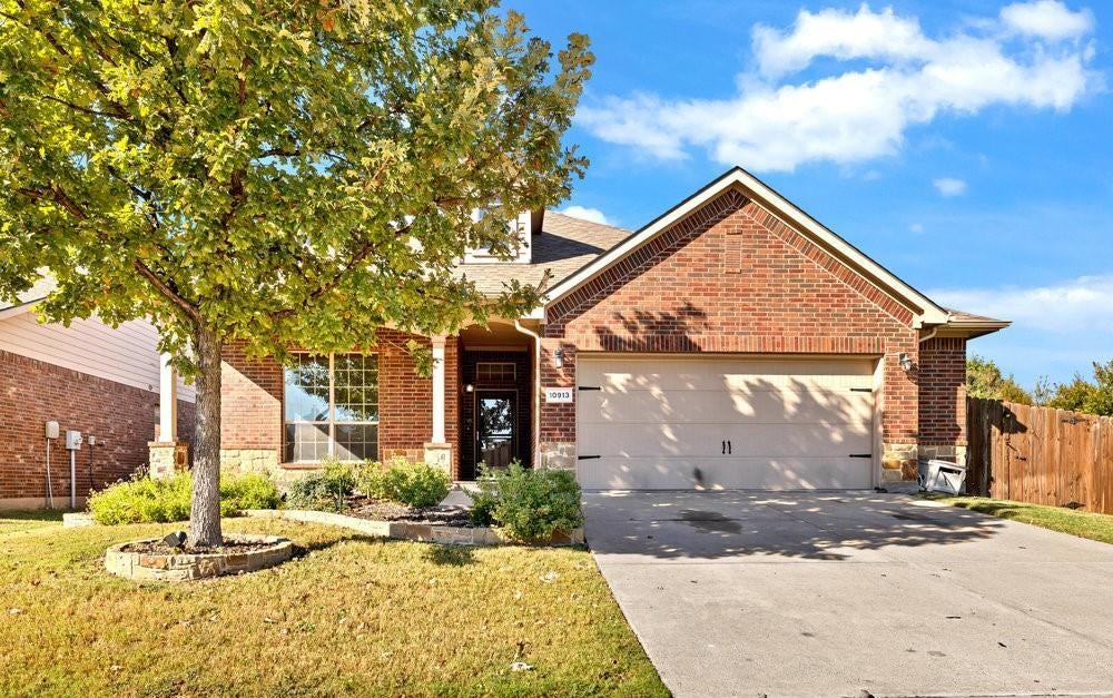 10913 Middleglen Road, Fort Worth