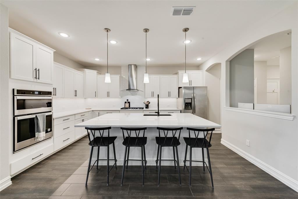 924 Crest Breeze Drive, Fort Worth