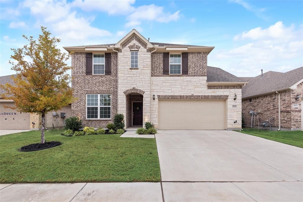 924 Crest Breeze Drive, Fort Worth