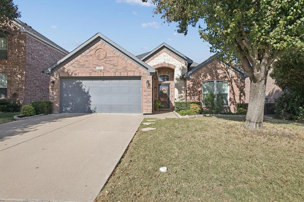 10841 Middleglen Road, Fort Worth