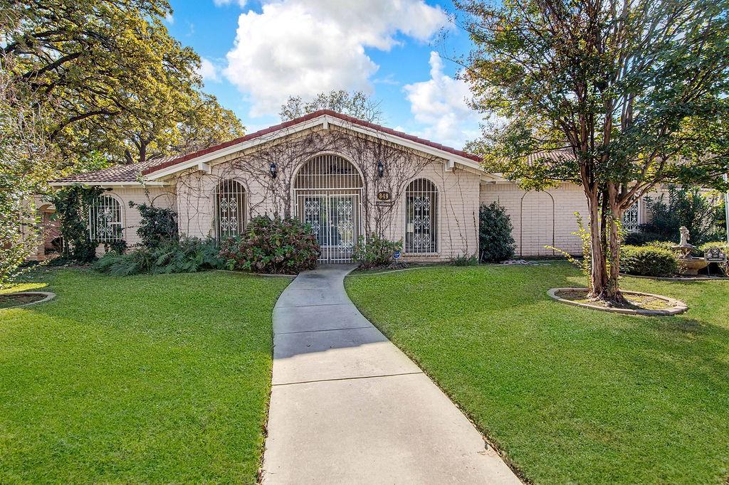 849 Wheelwood, Hurst