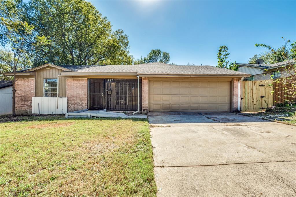 1742 E Red Bird Lane, Dallas