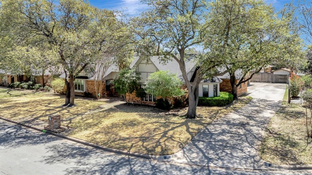 121 Kay Court, Hurst