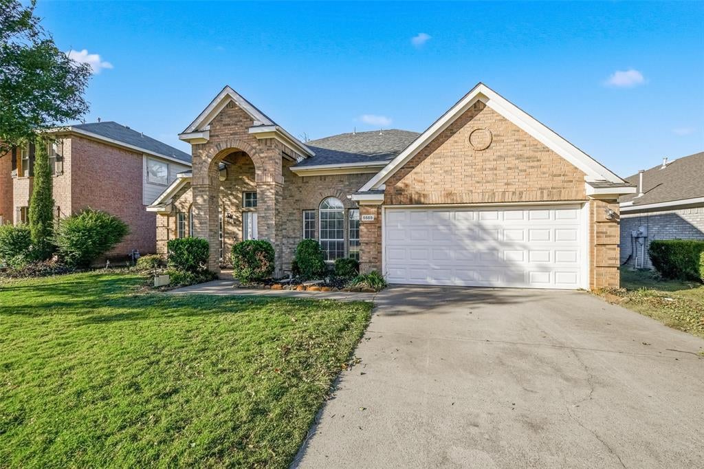 5569 Lawnsberry Drive, Fort Worth