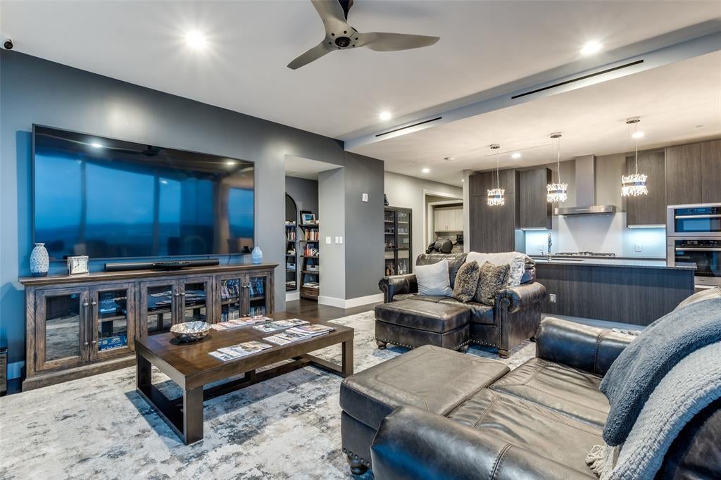 3130 N Harwood Street 1903, Dallas