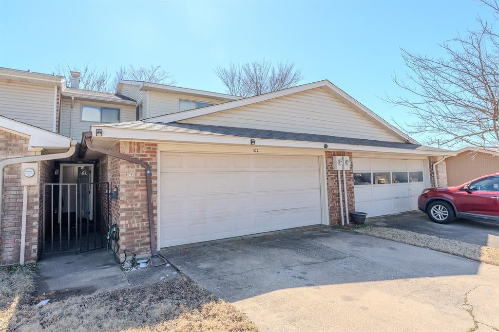 922 Shady Creek Lane, Bedford