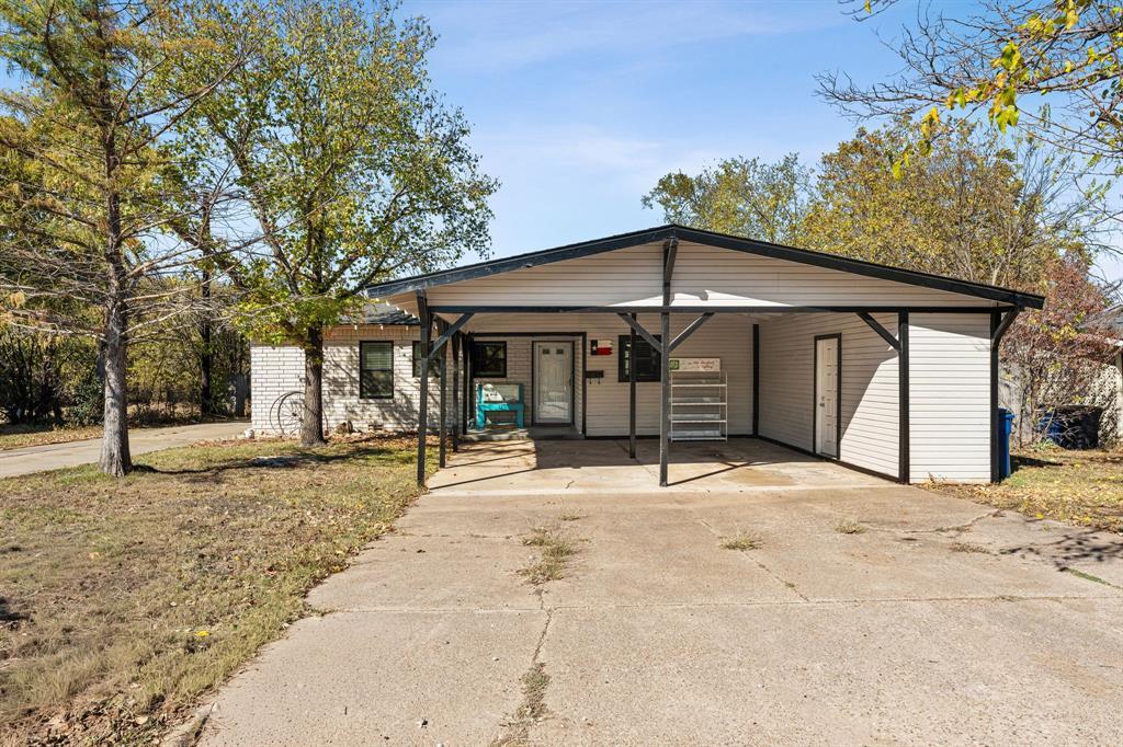 1104 Elizabeth Boulevard, Granbury