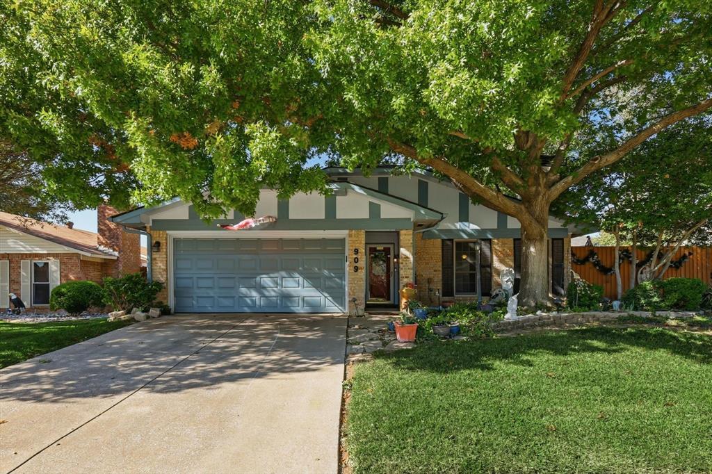 2909 Oakridge Drive, Bedford