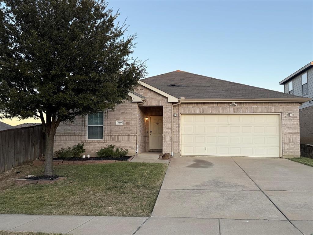 909 Bee Creek Lane, Fort Worth