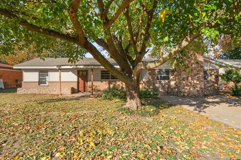 1204 John Reagan Street, Benbrook