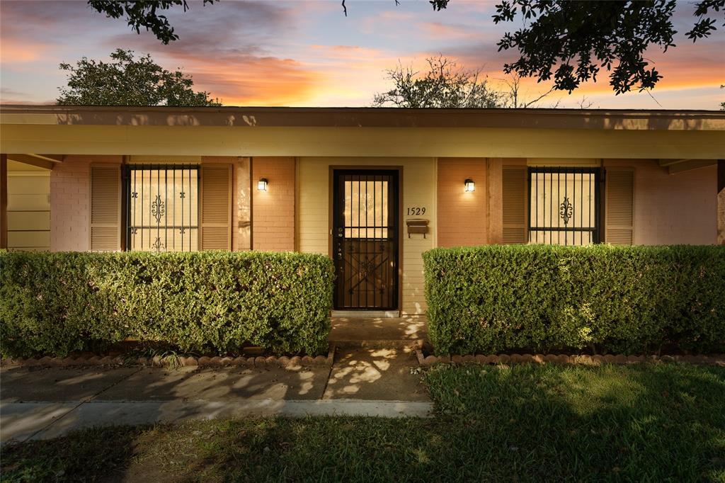 1529 Regina Court N, Irving