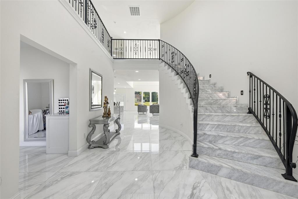 7725 Lakeview Circle, Fort Worth