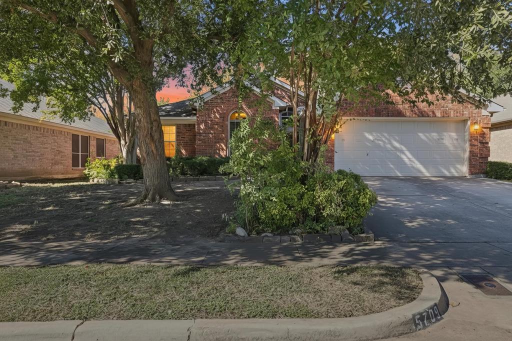 5709 Crowder Drive, Fort Worth